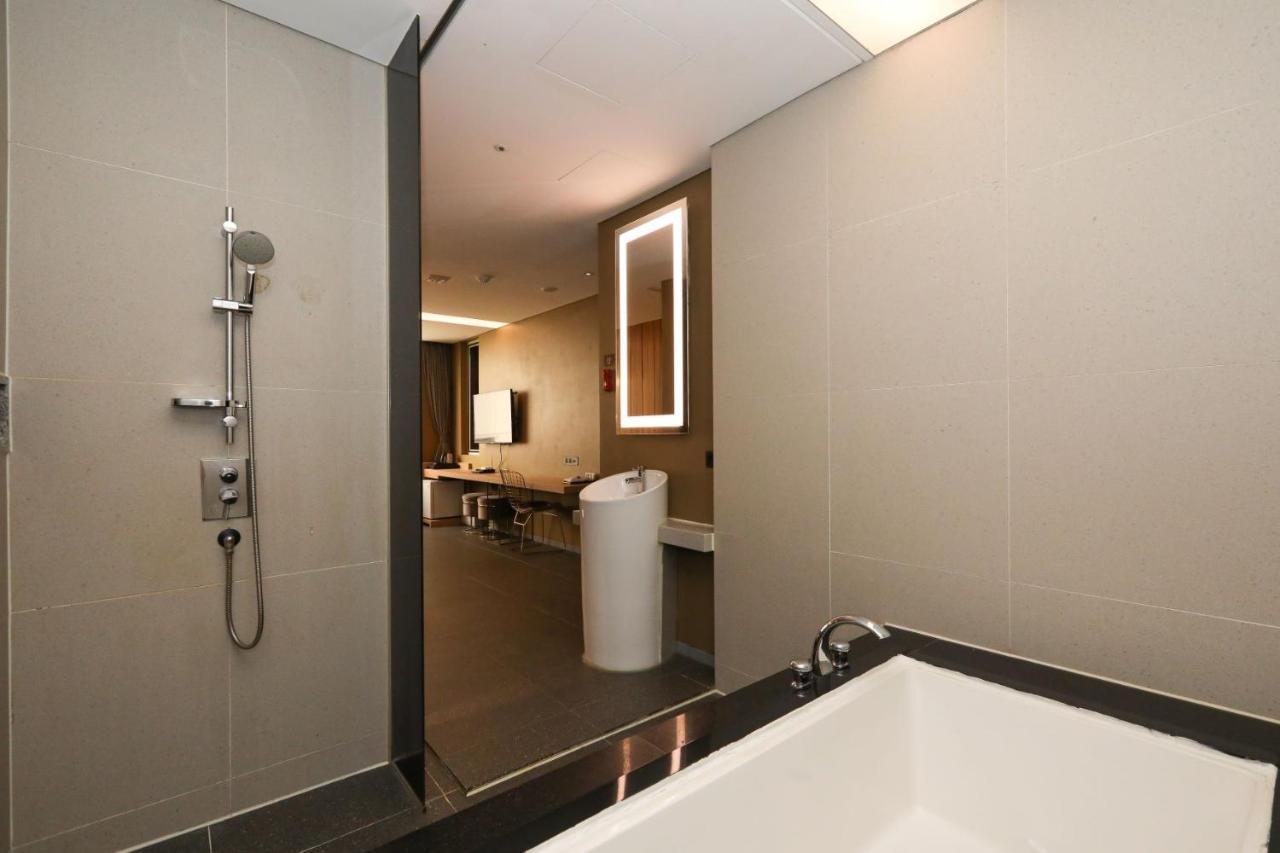 Hotel The Designers Hongdae Seoul Exterior photo