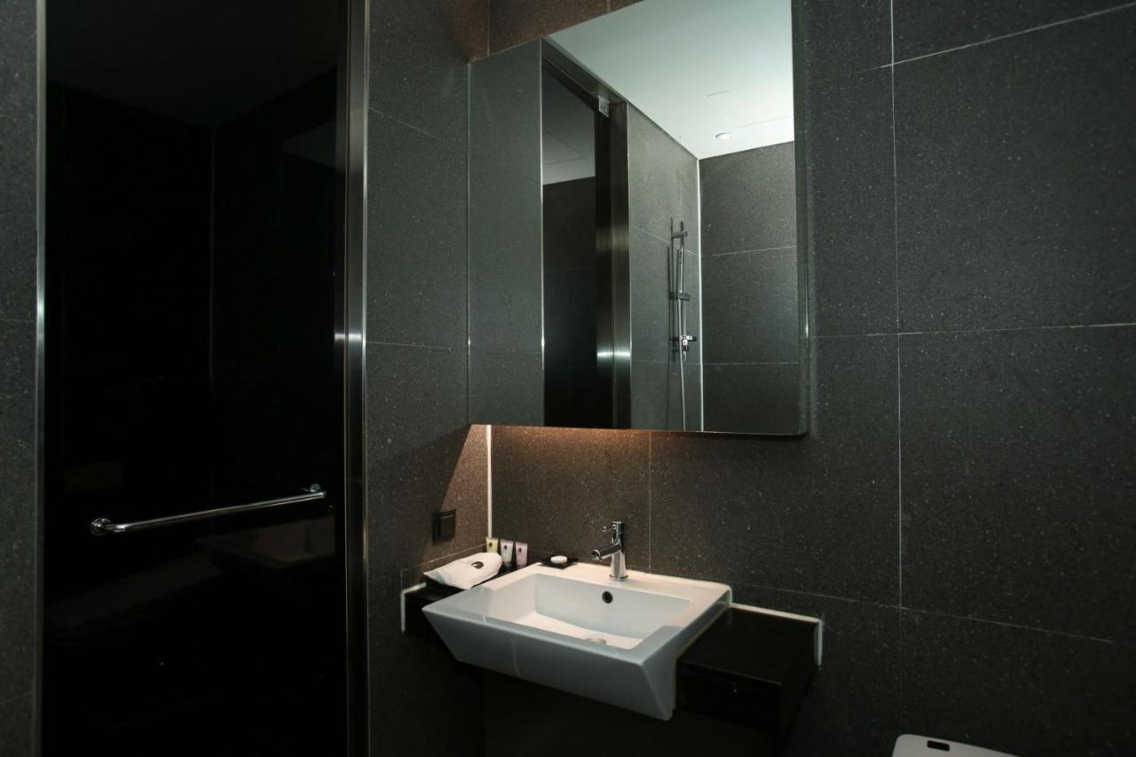 Hotel The Designers Hongdae Seoul Exterior photo